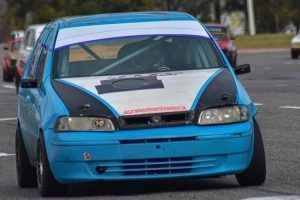 MAURO MOLINA ENFOCADO EN LA VUELTA CON EL FIAT PALIO