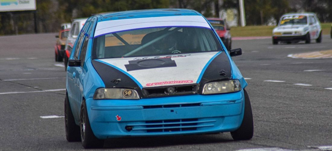MAURO MOLINA ENFOCADO EN LA VUELTA CON EL FIAT PALIO